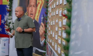 Familia de directora respalda cargos contra Baldwin