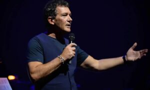 Santos asegura que niña liberada esta "bien de salud"