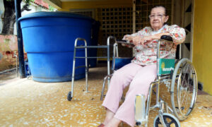 Maestra jubilada agradece a quienes le donaron andadera y silla de ruedas
