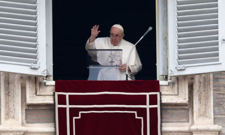 El Papa vuelve a asomarse a la ventana del Vaticano tras bronquitis