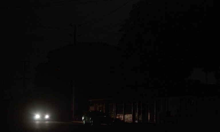 Vecinos del barrio Las Tarabas denuncian continuos cortes eléctricos