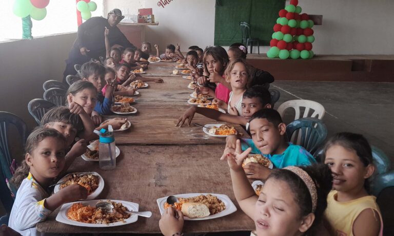 Manos por Venezuela da almuerzo navideño y regalos a niños en Cabimas