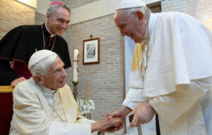 Muerte de Benedicto XVI y futuro del pontificado de Francisco marcan 2023