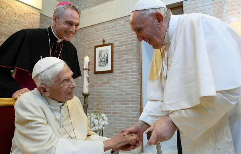 Muerte de Benedicto XVI y futuro del pontificado de Francisco marcan 2023