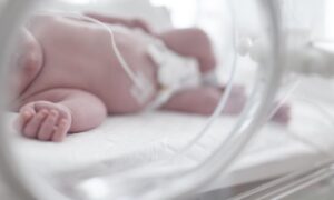 Policía británica investigará muertes de docenas de bebés en hospitales