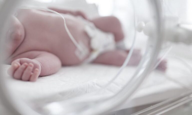 Policía británica investigará muertes de docenas de bebés en hospitales