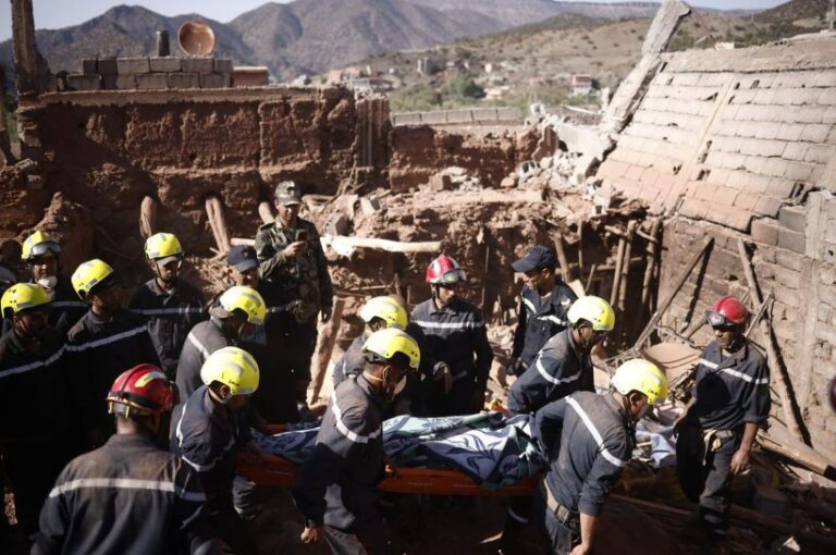 Delincuentes lo rematan por apagarles la moto