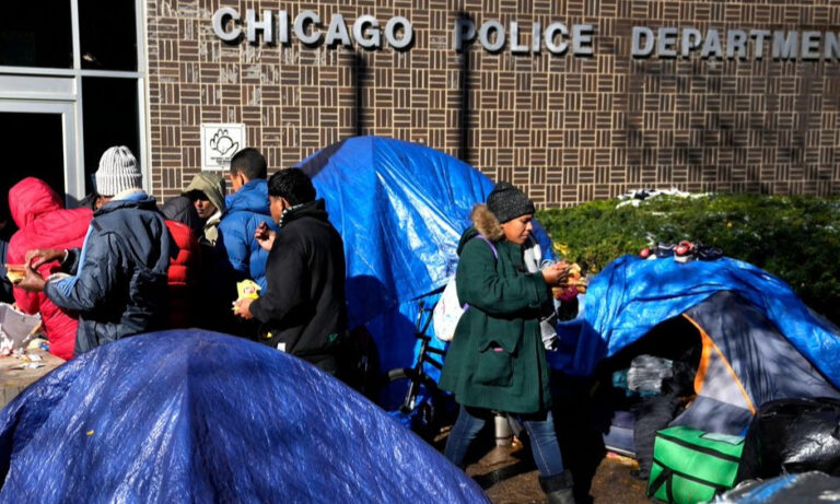 Chicago afronta crisis humanitaria por llegada de migrantes, 85 % venezolanos