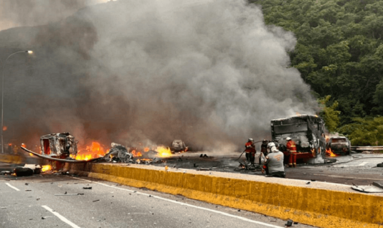 Suben a 20 los muertos por choque múltiple en autopista de oriente