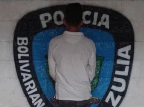 Su tía le clava un puñal en el abdomen