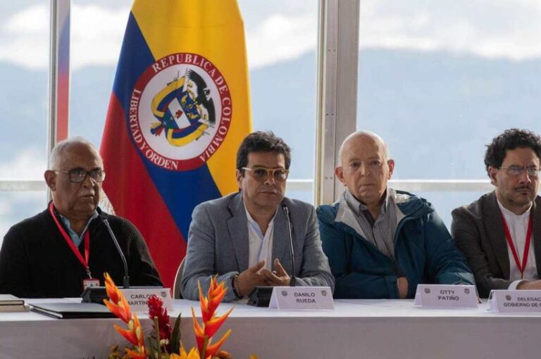 Lo matan de rodillas en el frente de su casa