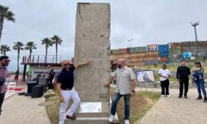 México coloca pedazos del muro de Berlín cerca de frontera con EE. UU.