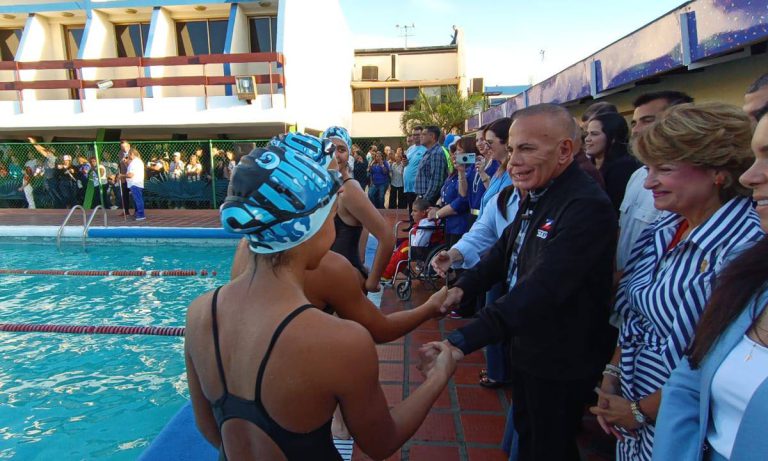 Cuatro ladrones le disparan por resistirse al robo