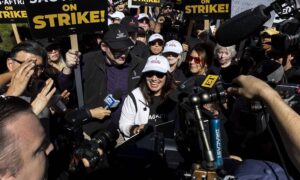 Industria de Hollywood sale oficialmente de seis meses de huelgas