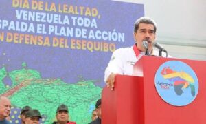 Maduro llama a “denunciar” a opositores “en cada calle” por traición a la patria