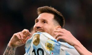 Vendidas por 7,8 millones de dólares las seis camisetas llevadas por Messi en Qatar 2022