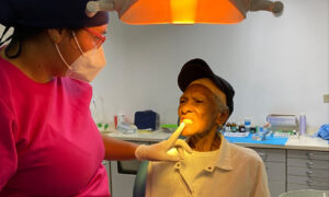 Misión Sonrisa beneficia con prótesis dentales a 80 zulianos