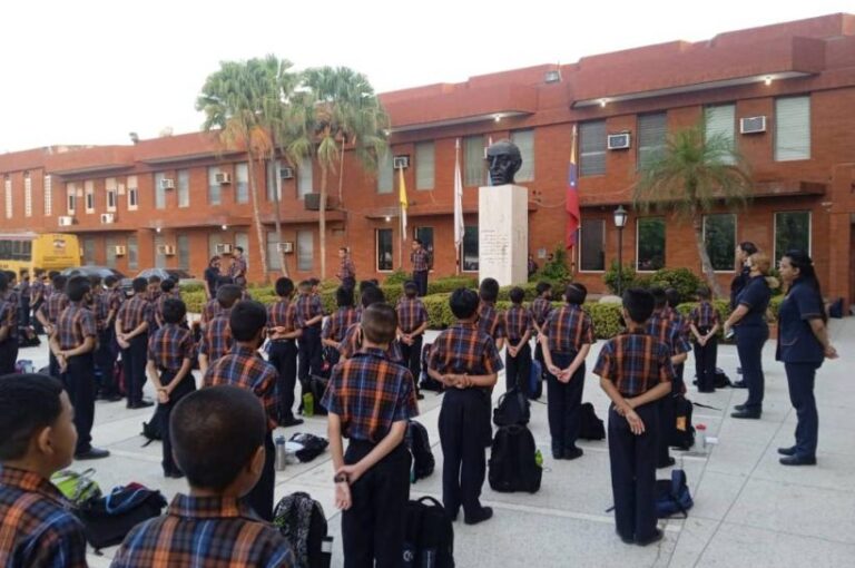 Maduro ordena cerrar la frontera con Colombia por 72 horas