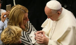 El Vaticano aclara que las madres solteras pueden recibir la Comunión