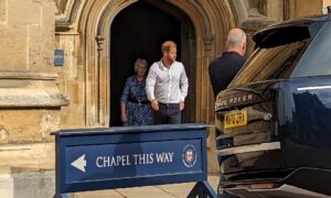 El príncipe Harry visita la capilla en donde está enterrada Isabel II