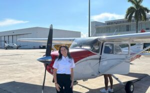 Venezolana Stefany Belandria es la piloto más joven de Latinoamérica