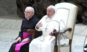 El Papa asegura que está mejor, pero que aún se cansa al hablar mucho
