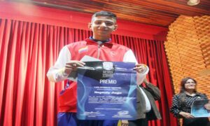 Neptaly Jugo recibe el premio al Buen Estudiante Deportista de LUZ
