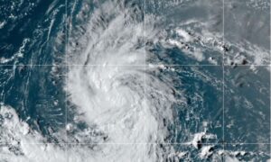 Tormenta Lee se intensifica y podría ser huracán esta tarde