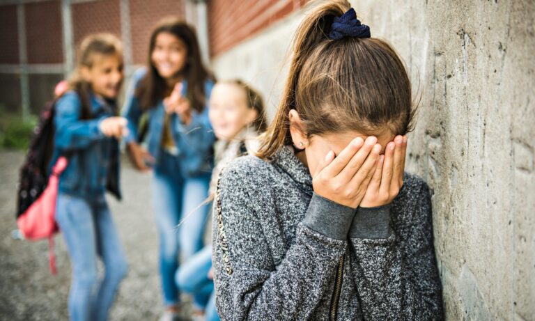 Papá intimida a joven con un arma por molestar a su hija en el colegio