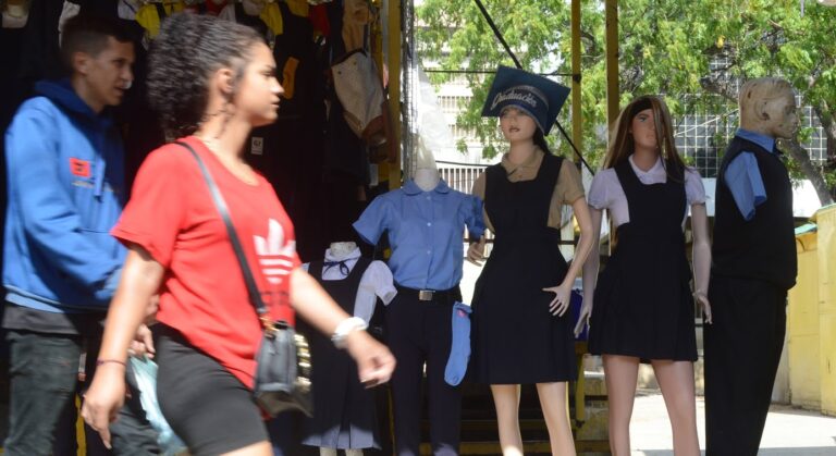 Instalan décimo kiosko tipo tranvía en la plaza Baralt