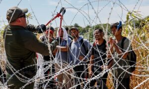 Tribunal de EE. UU. avala retirar alambre de púas de Texas en la frontera