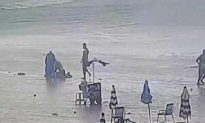 Rayo mata a mujer y deja 7 heridos en playa de Brasil