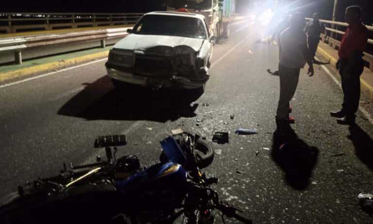 Reportan choque entre un vehículo y moto en el Puente sobre el Lago