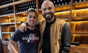 Critican a Alex Tienda por tomarse foto con Omar Enrique