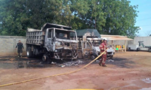 Un herido e incendio de 2 camiones deja atentado a empresa en Cabimas