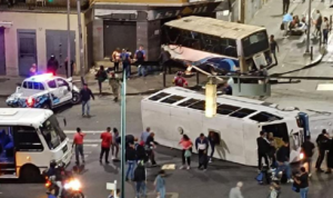 Un muerto y 13 heridos en choque entre 2 autobuses y una patrulla en Caracas