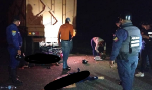 Mueren 4 miembros de una familia en choque de moto contra gandola