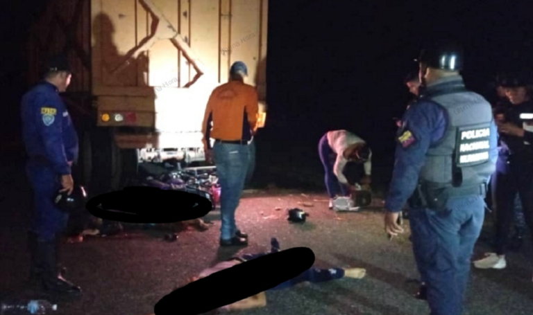 Mueren 4 miembros de una familia en choque de moto contra gandola