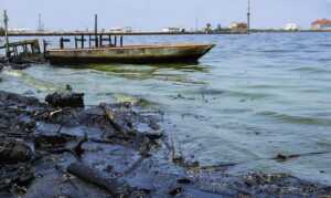 Aseguran que “derrames petroleros siguen esparciéndose por todo el Lago”
