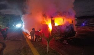 Incendio de autobús en la Charallave-Caracas deja 2 heridos