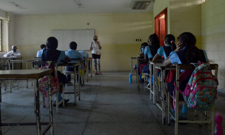 Con baja afluencia de estudiantes reinician las clases en Maracaibo