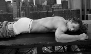 Jeremy Allen White enciende las redes al posar en ropa interior para Calvin Klein