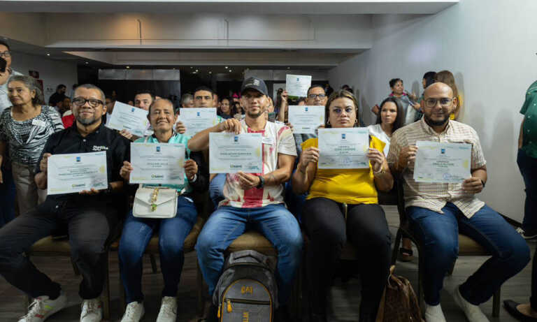 Alcaldía de Maracaibo entrega 50 microcréditos a emprendedores