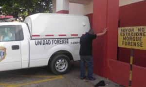 Mueren dos hombres al tratar de robar a policía que trabajaba de taxista