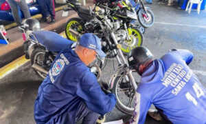 Mototaxistas zulianos reciben placas amarillas del INTT