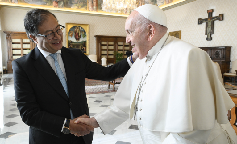 Petro propone al Papa ronda de negociaciones con el ELN en el Vaticano