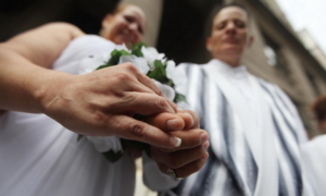 Vaticano aclara que bendición de parejas homosexuales no será “litúrgica”