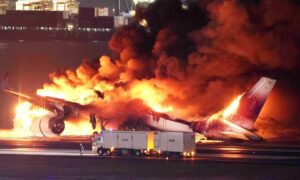 Tripulación realiza en 15 minutos milagrosa evacuación del avión en Tokio