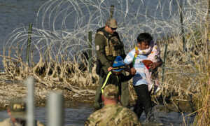 Gobernador de Texas desafía al Supremo con alambre de púas en frontera