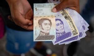 El bolívar cae 15 % frente al dólar en agosto